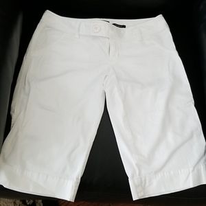 Limited whote cotton bermuda shorts